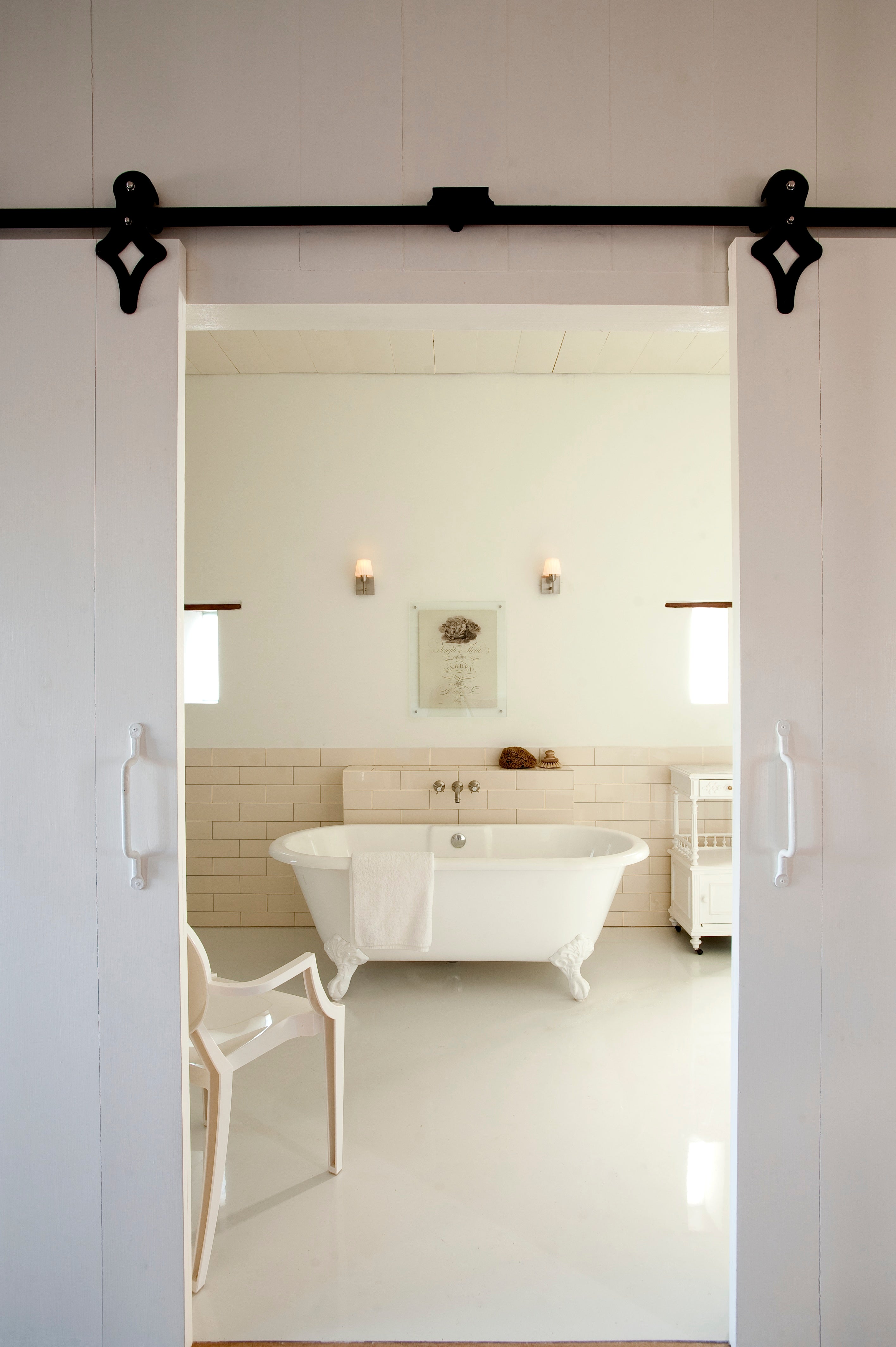 Freestanding bathtub in modern bathroom 